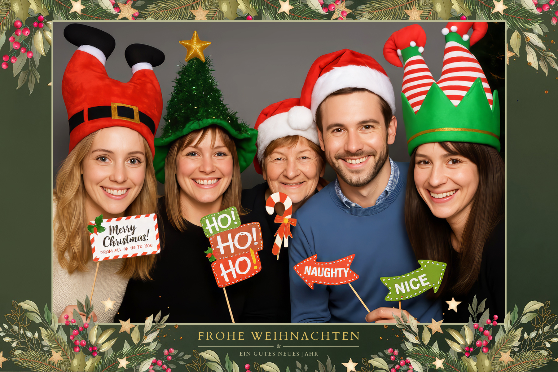 Mitarbeiter feiern auf einer Weihnachtsfeier im Saarland und posieren mit Accessoires in der Cubis Fotobox